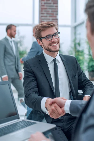 Vicino. stretta di mano di uomini d'affari vicino al tavolo dell'ufficio — Foto Stock