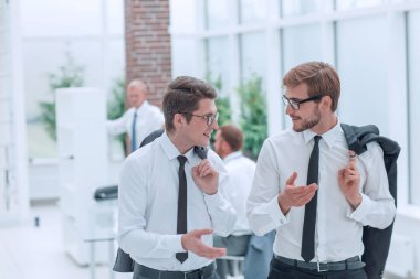 İş arkadaşları iş yerinde bir şey tartışıyor.