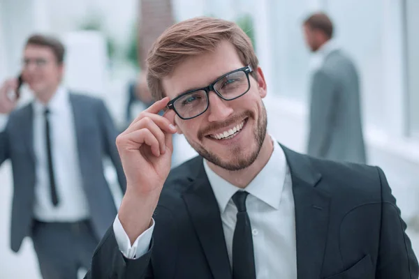 Jovem empresário com óculos olhando para você atentamente . — Fotografia de Stock
