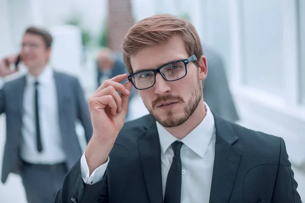 Joven hombre de negocios con gafas mirándote seriamente . — Foto de Stock