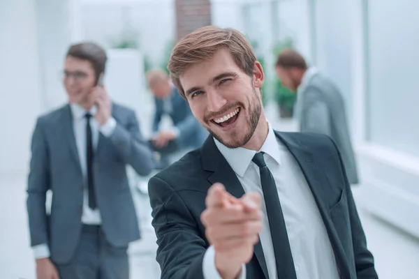 De cerca. joven empresario exitoso señalándote . — Foto de Stock