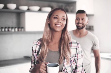 Kahveli mutlu genç bayan.