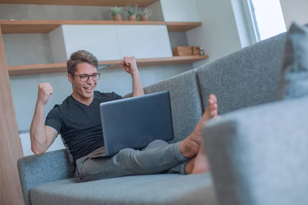 Hombre feliz viendo su programa favorito en una noche libre —  Fotos de Stock