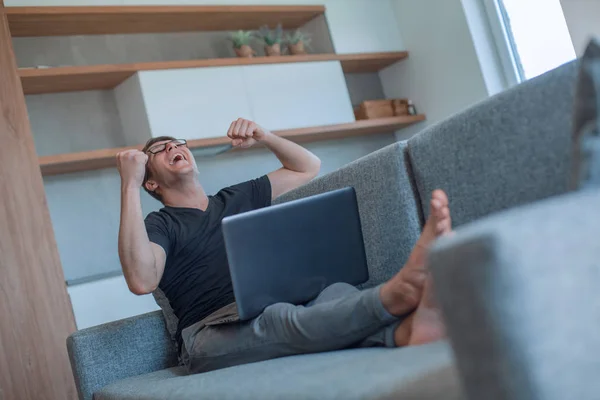 Glücklicher Mann, der an einem freien Abend sein Lieblingsprogramm anschaut — Stockfoto