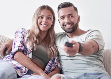 Genç çift oturma odasında kanepede kendilerini zevk