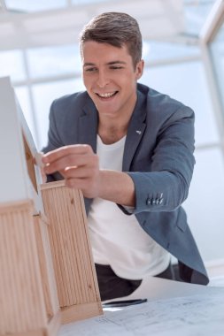 erkek tasarımcı yeni bir proje için planlar üzerinde çalışıyor.
