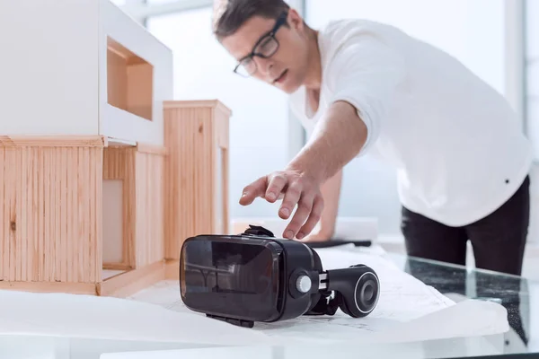 De cerca. el diseñador de interiores toma un casco de realidad virtual — Foto de Stock