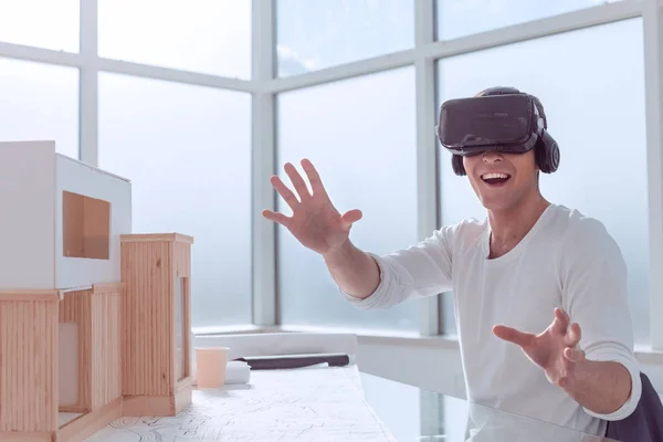 De cerca. diseñador sonriente en un casco de realidad virtual . — Foto de Stock