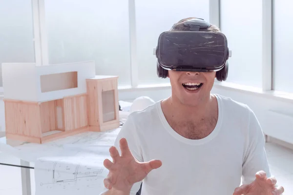 Joven sonriente en un casco de realidad virtual — Foto de Stock