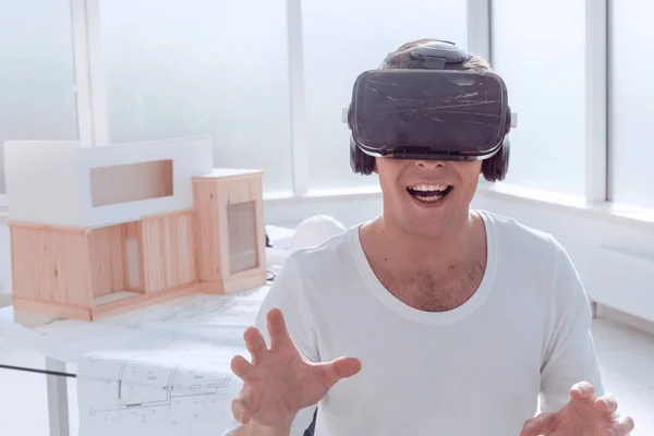 Glimlachende jongeman in een virtual reality helm — Stockfoto