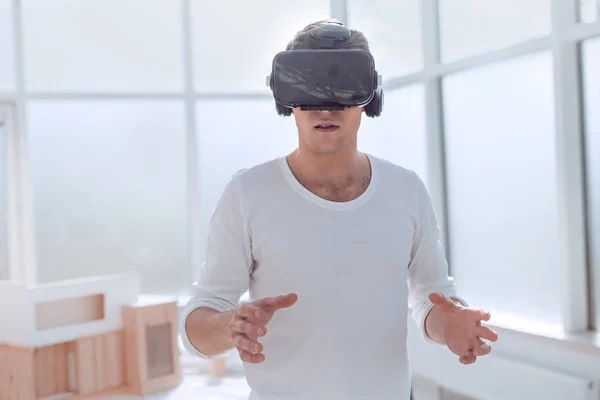 De cerca. el diseñador de interiores trabaja en un casco de realidad virtual — Foto de Stock