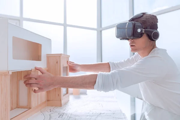 De cerca. diseñador de interiores utilizando casco de realidad virtual — Foto de Stock
