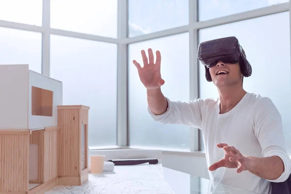 De cerca. diseñador sonriente en un casco de realidad virtual . — Foto de Stock