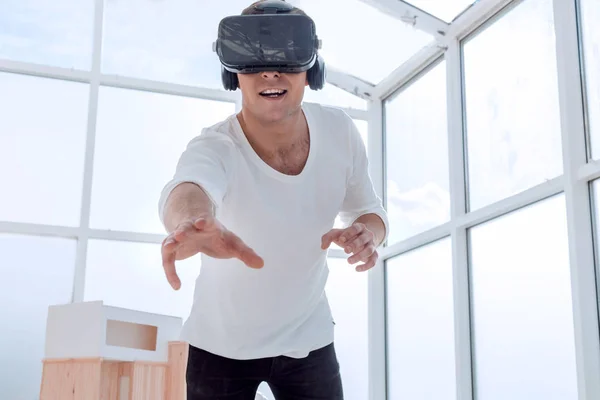 Joven sonriente en un casco de realidad virtual — Foto de Stock