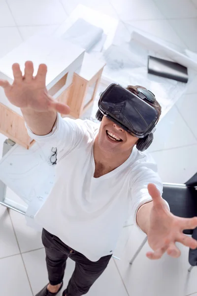 Architect in een virtual reality helm in de creatieve Studio — Stockfoto