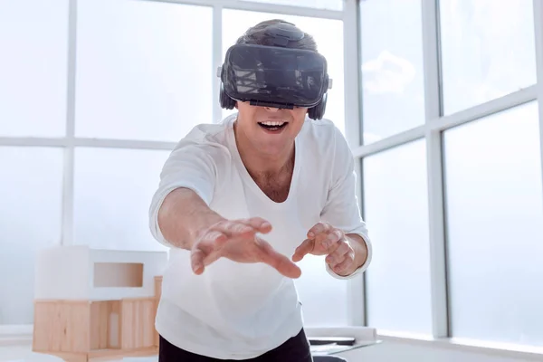 Glimlachende jongeman in een virtual reality helm — Stockfoto