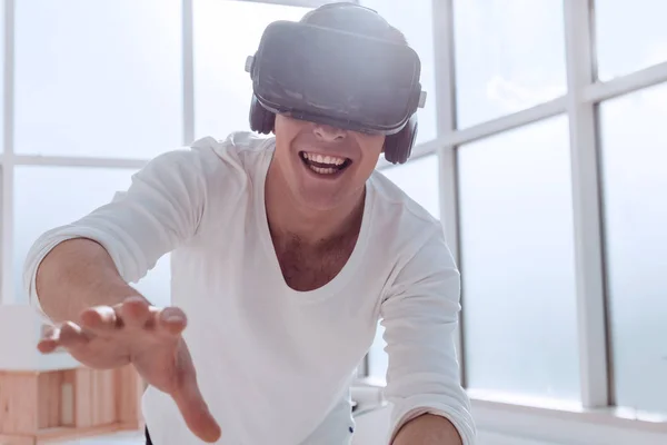 Joven sonriente en un casco de realidad virtual — Foto de Stock