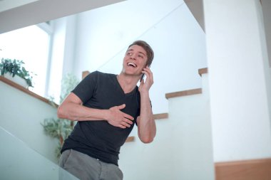 Mutlu adam akıllı telefonuyla bir şey tartışıyor..