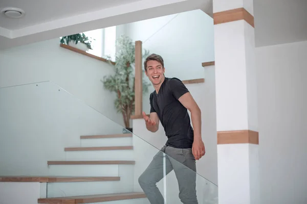 Jovem feliz de pé nas escadas em seu novo apartamento . — Fotografia de Stock