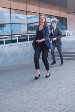 İki genç çalışanın acelesi var. .