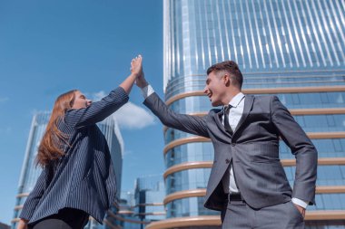 Genç iş ortakları birbirlerine beşlik çakıyor..