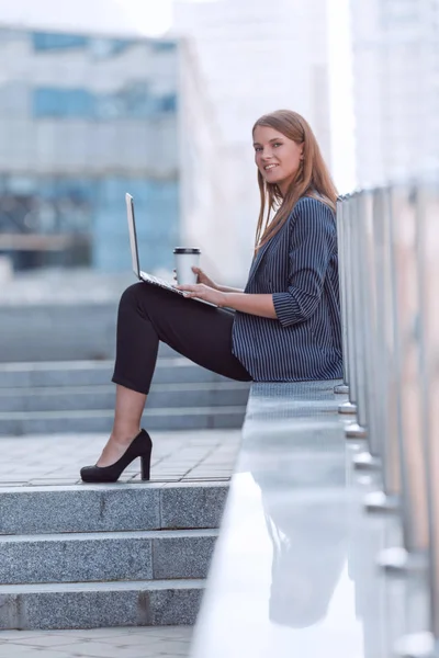 Young woman with a Cup of coffee chatting online using laptop. — Stock Photo, Image