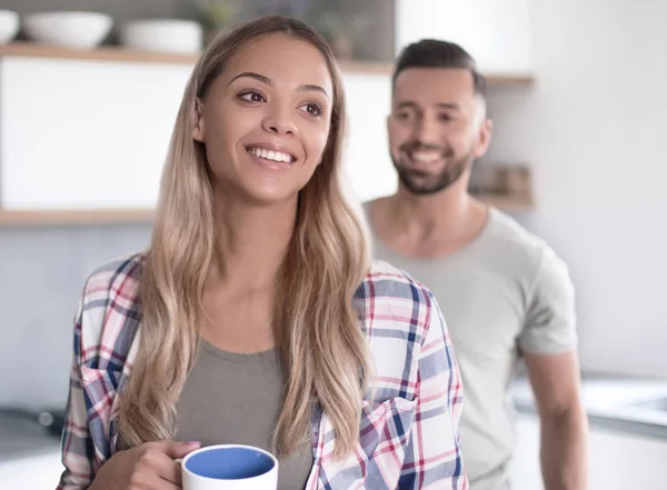 Glad ung kvinna med kopp kaffe — Stockfoto