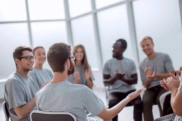 Jugendliche diskutieren im Kreis. — Stockfoto