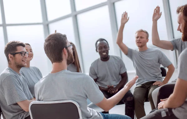 I giovani fanno domande durante l'incontro — Foto Stock