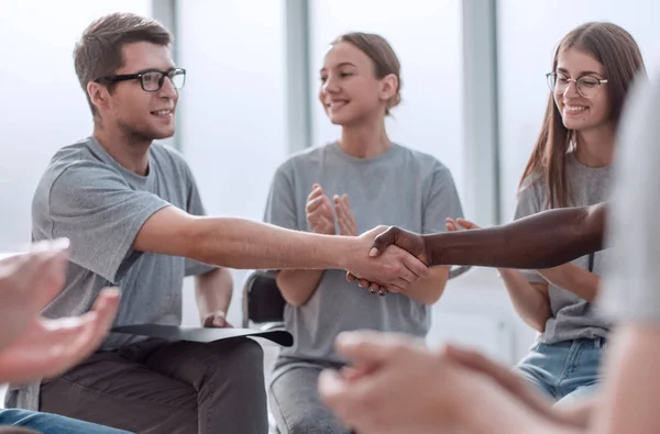 Apretón de manos de los jóvenes en un círculo de personas de ideas afines . —  Fotos de Stock