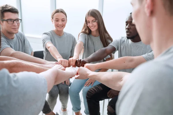 Lukk igjen. Selvsikre unge team som slutter seg til hverandre. – stockfoto