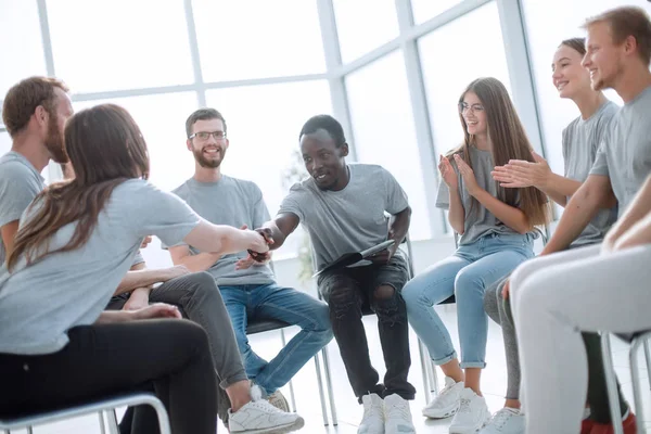 Groupe de jeunes a salué l'orateur avec ses applaudissements — Photo