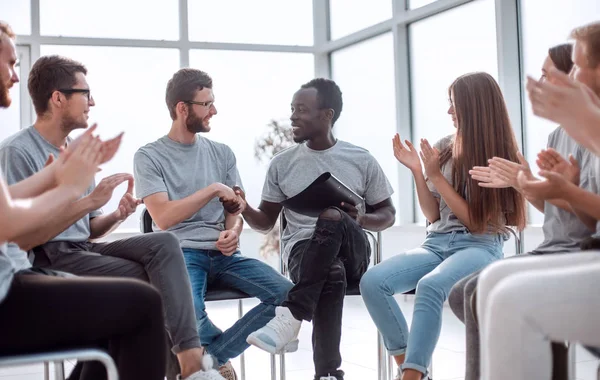 Grupo de jóvenes agradece al ponente después de la reunión — Foto de Stock