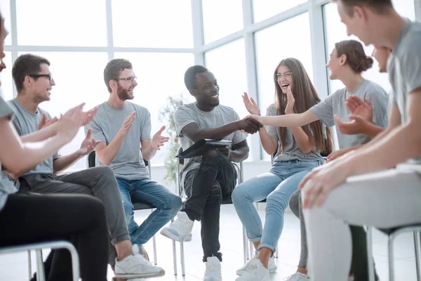 Grupo de jóvenes agradece al ponente después de la reunión — Foto de Stock