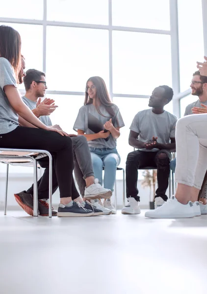 Jeune femme debout dans un cercle d'auditeurs de séminaire — Photo