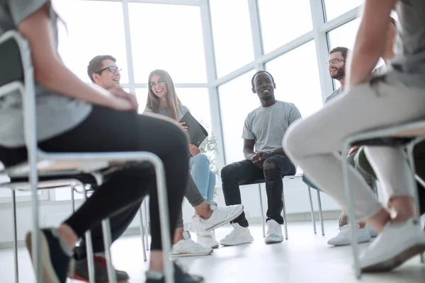 Coach féminin posant des questions pendant la formation en entreprise . — Photo