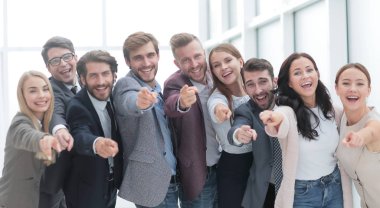 Bir grup mutlu genç iş adamı seni işaret ediyor.