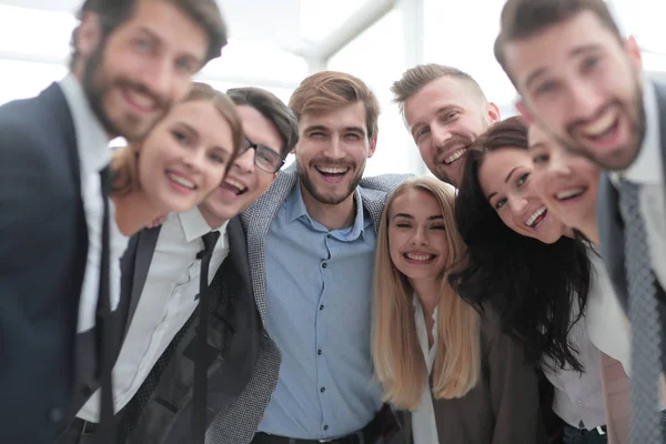 Aus nächster Nähe. Ein Team junger Geschäftsleute blickt in die Kamera. — Stockfoto