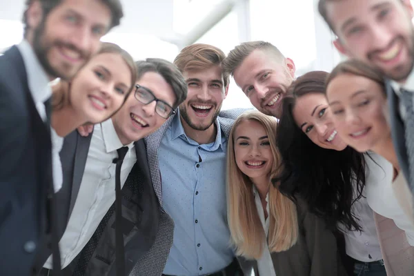 Aus nächster Nähe. Ein Team junger Geschäftsleute blickt in die Kamera. — Stockfoto