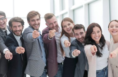 Bir grup mutlu genç iş adamı seni işaret ediyor.