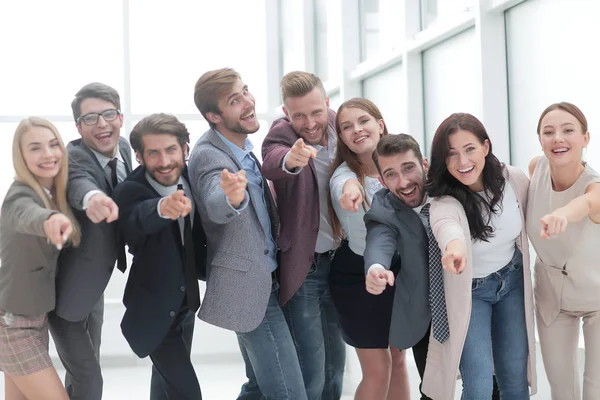 Grupp glada unga affärsmän pekar på dig — Stockfoto