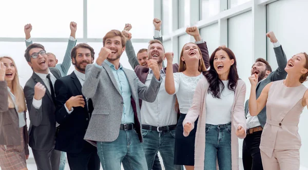 Doe dicht. een groep jubelende jongeren die samen staan — Stockfoto