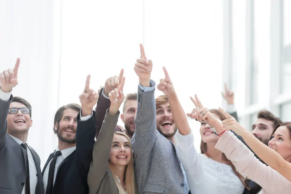 Vicino. gruppo giovani felici, indicando lontano verso l'alto — Foto Stock