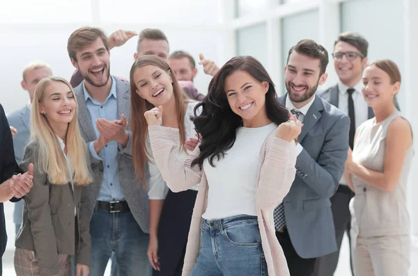 Felice donna d'affari in piedi di fronte alla sua squadra . — Foto Stock