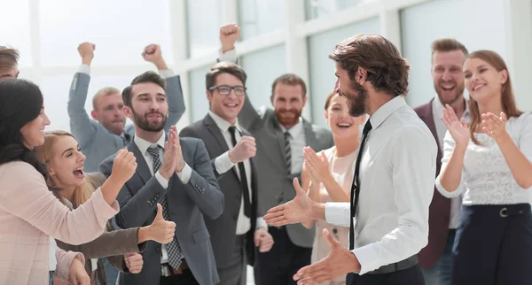 젊은 비즈니스 파트너를 축하하는 행복한 비즈니스 팀 — 스톡 사진