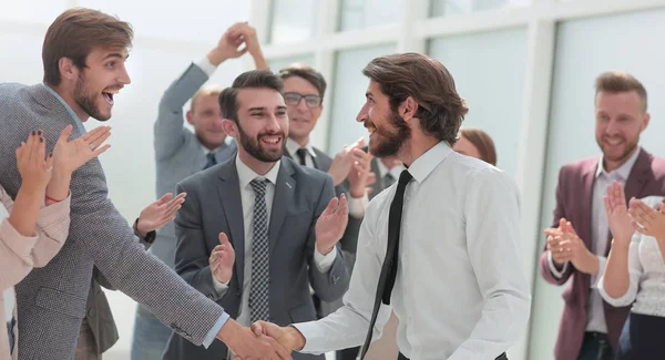 Glückliches Geschäftsteam gratuliert jungen Geschäftspartnern — Stockfoto