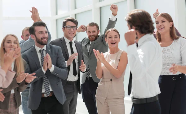 Feliz equipo de negocios felicitando a los jóvenes socios comerciales —  Fotos de Stock