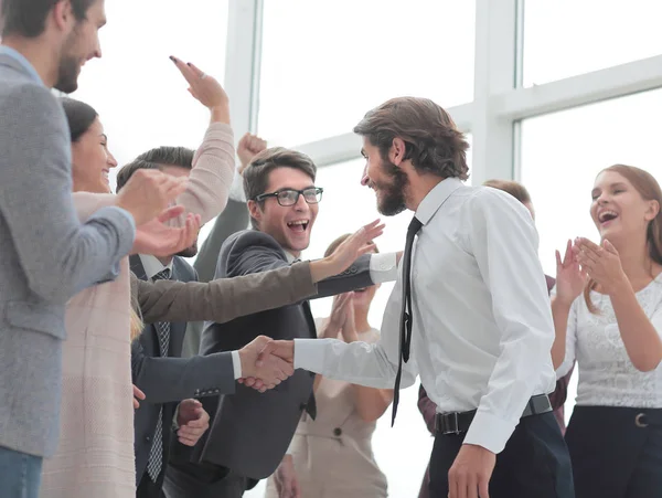 Vállalati csoport alkalmazottai gratulálnak egymásnak a győzelemhez — Stock Fotó