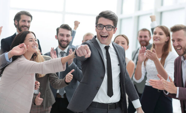 счастливый молодой бизнесмен, указывающий на вас
