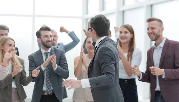Крупний план. щасливі бізнес-колеги тремтять руками . — стокове фото